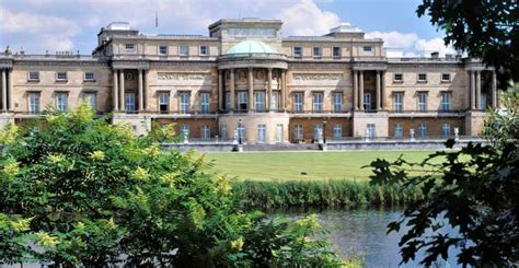 London: Buckingham Palace Garden Tour with Royal Picnic | GetYourGuide