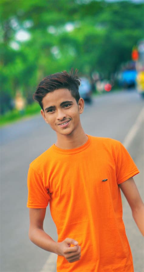 Foto Hombre sonriente con camisa naranja – Imagen Persona gratis en Unsplash