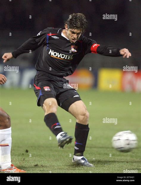 Juninho free kick hi-res stock photography and images - Alamy