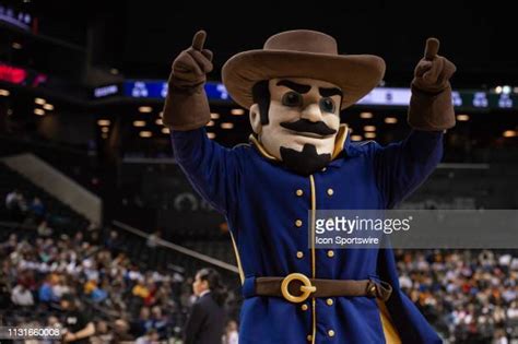 La Salle Explorers Mascot Photos and Premium High Res Pictures - Getty ...