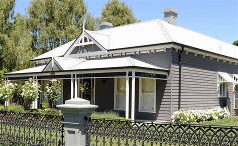 60 Stunning Australian Farmhouse Style Design Ideas #decor #Farmhouse #ideas Exterior Paint ...