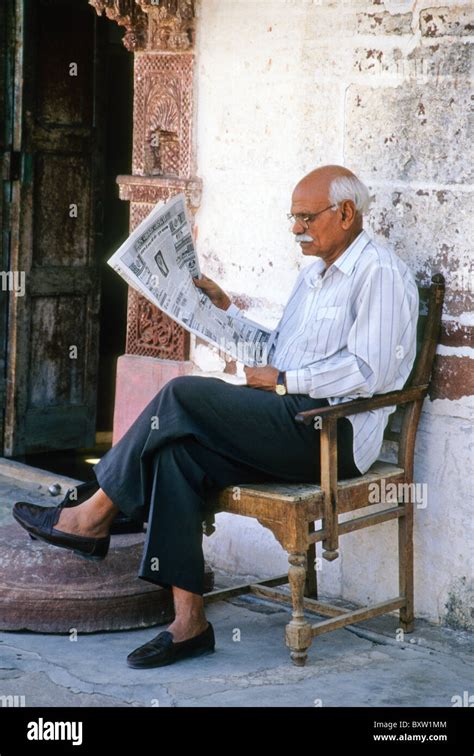 Old man reading newspaper, Jodhpur, Rajasthan, India Stock Photo: 33741588 - Alamy