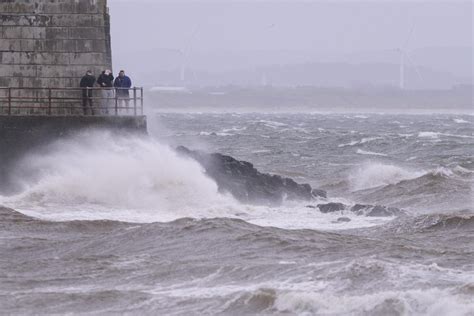 Storm Ophelia 2017 path: Storm sweeps through UK after killing three in ...