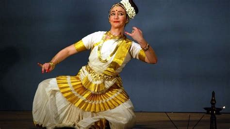 Mohiniattam Dance – History, Repertoire, Costumes & Exponents