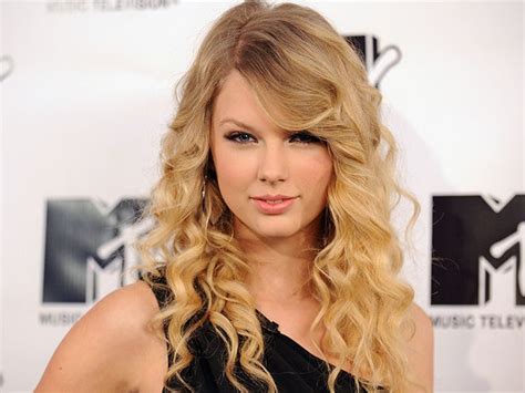 Taylor Swift Is Bringing Back Her Country-Girl Curls | SELF
