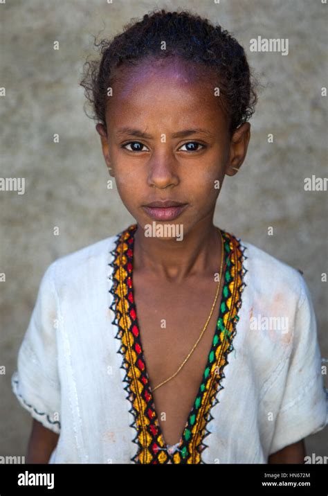 Portrait of an ethiopian child girl in traditional clothing, Afar Stock ...