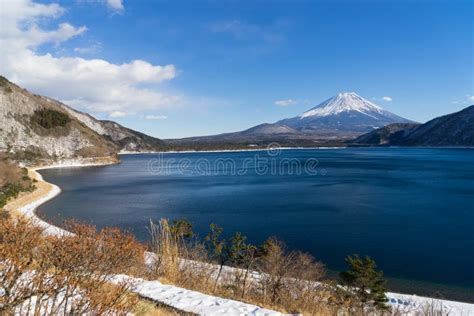 Lake Motosu and Mount Fuji stock image. Image of landmark - 72860831