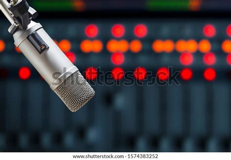 16,938 Radio Station Microphone Images, Stock Photos & Vectors ...