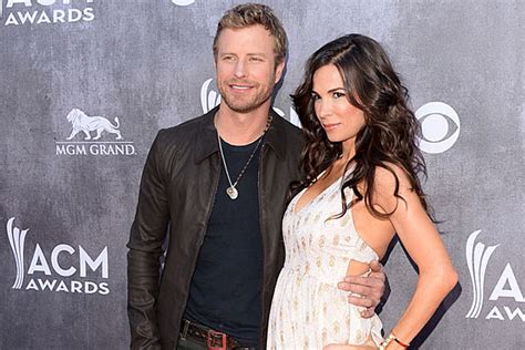 Dierks Bentley Cheers on Wife at Boston Marathon