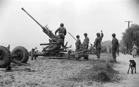 [Men firing a bofors 40 mm ack-ack anti-aircraft gun at University ...