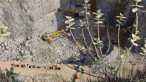 Not Gold But Dead Bodies Being Extracted From Mines of Sonbhadra | NewsClick