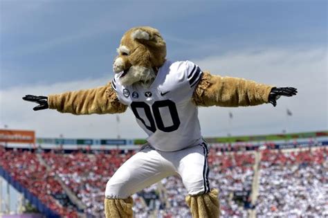 BYU is having a terrible season, but at least its mascot can dance (Video)