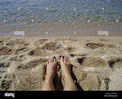 Feet in sand Stock Photo - Alamy