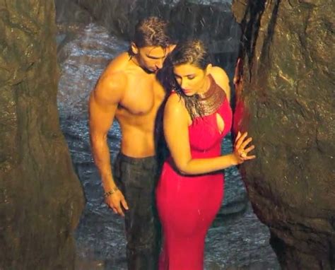 Parineeti Chopra Hot Kissing Scenes in KILL DIL Sajde Song with Ranveer Singh New Photos ...