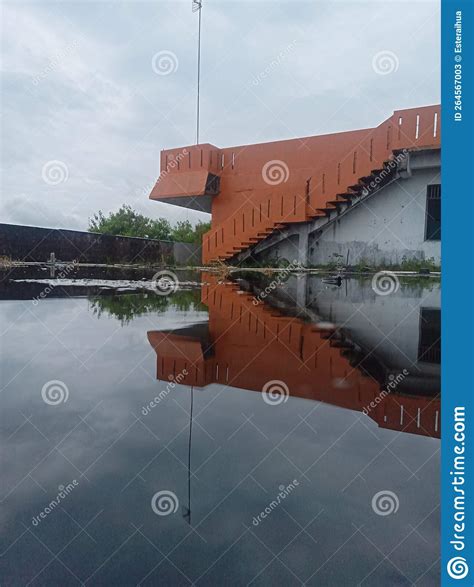 The Reflection of the Building in the Pool of Water Stock Image - Image of wall, channel: 264567003