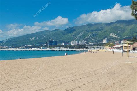 Sea beach in Gelendzhik – Stock Editorial Photo © lanalight #100974582