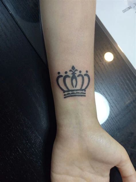 Pin by Ellen Mackintosh on love'n it | Queen crown tattoo, Queen tattoo ...