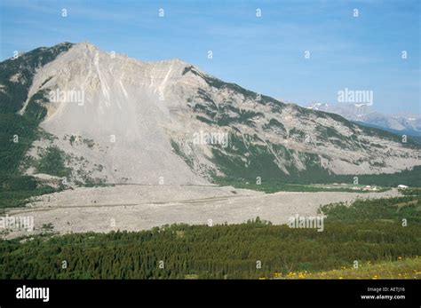 Frank Slide where giant rockfall occurred in 1903 limestone debris Stock Photo: 4489749 - Alamy