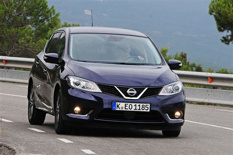 Nissan Pulsar hatchback pictures | Carbuyer