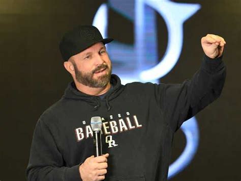 Since when did Garth Brooks begin looking/dressing like Tom Segura? Is this pay back for the ...