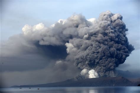 Taal Volcano Update Today Live : Huge Philippines Volcano Eruption Blasts Ash 9 Miles Up As ...