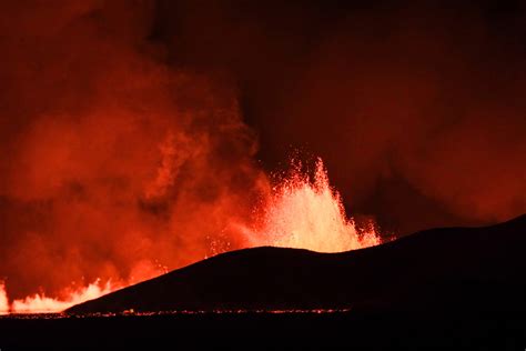 Iceland Volcano Maps Show Huge Fissure, Evacuation Zone After Eruption ...