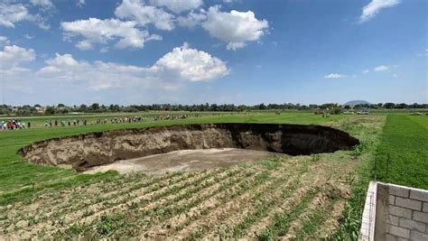 Gigantic 100-meter large sinkhole near Puebla, Mexico in pictures and ...