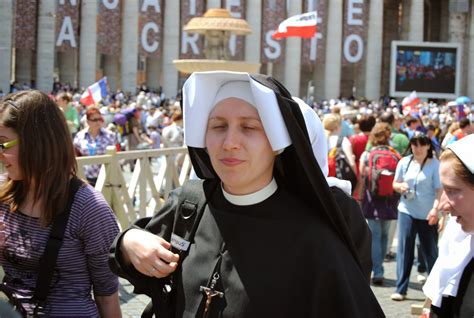 Orbis Catholicus Secundus: Traditional Nuns Habits in the Vatican