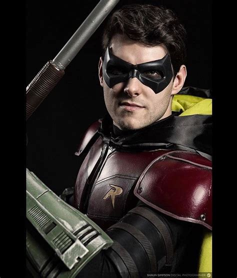 A imagem pode conter: 1 pessoa | Robin cosplay, Robin arkham knight, Robin mask