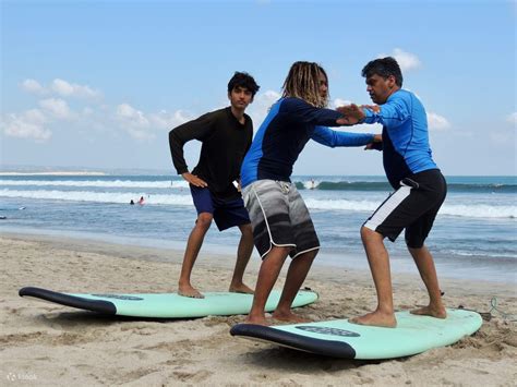 Surfing di Pantai Kuta Bali oleh AAA Surf - Klook Indonesia