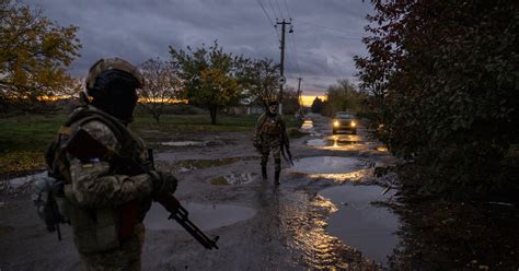 Brutal Fight for Kherson Still Looms Between Russia and Ukraine - The New York Times