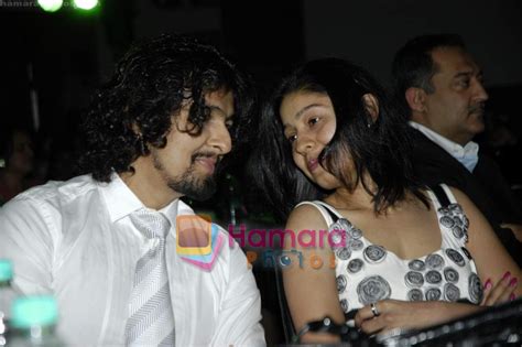 Sonu Nigam, Sunidhi Chauhan at Big Mumbaikar Awards in Andheri on 4th ...