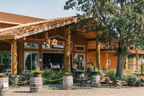 18 CHARMING Hood River Wineries Guaranteed to Impress