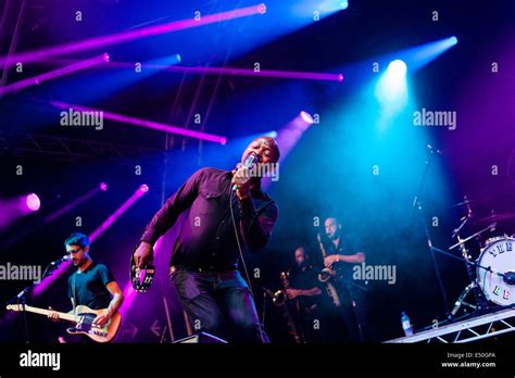 Squeeze band hi-res stock photography and images - Alamy