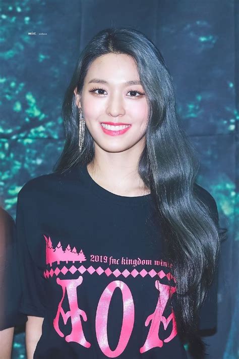 Pin oleh Beatriz A. Vargas di Aoa seolhyun di 2020