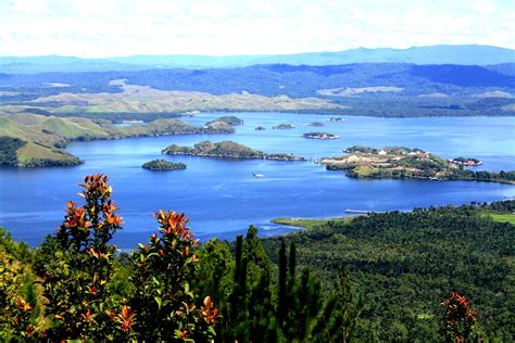 Tempat Ajib: Danau Sentani, Wajah Spektakuler Papua