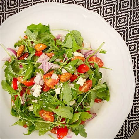 Spinach with toasted almond and feta cheese salad - Beautiful Voyager