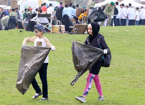 Volunteers clean Shuwaikh Beach | kuwaittimes