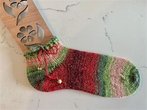 5 Knits of Xmas ’21 – Christmas Socks – Free Knitting Pattern – The Knit Guru