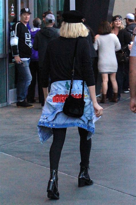 Margot Robbie with her brother Lachlan at LA Kings game -08 | GotCeleb