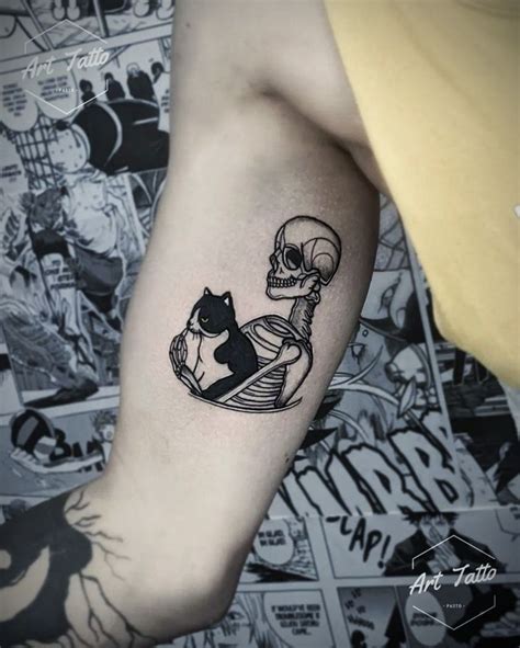 Blackwork cat skeleton tattoo minimalist Skull Sleeve Tattoos, Skeleton Tattoos, Spooky Tattoos ...