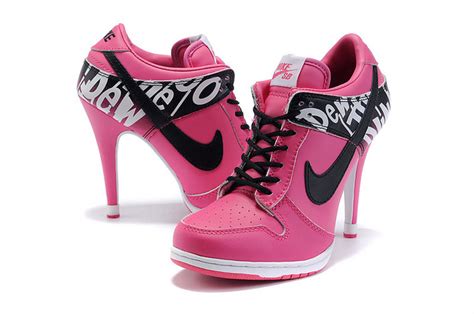 Nikes shoes: Pink Nikes