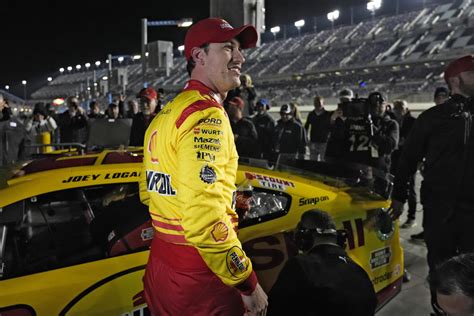 Joey Logano wins pole position for 2024 Daytona 500 - Yahoo Sports