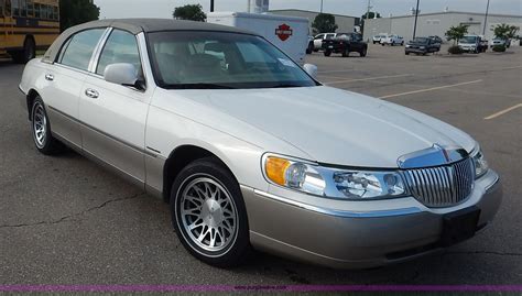 2002 Lincoln Town Car Signature in Manhattan, KS | Item J3781 sold | Purple Wave