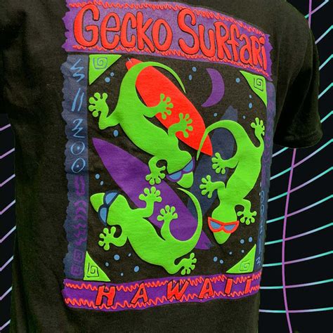 Gecko Surfari 1988 - Black Tee V3 (GITD) | Gecko Hawaii