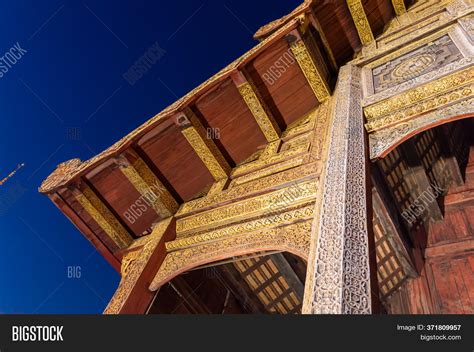 Wat Phra Singh Temple Image & Photo (Free Trial) | Bigstock