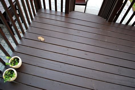 In the Little Yellow House: Quick Round of Stain: Deck