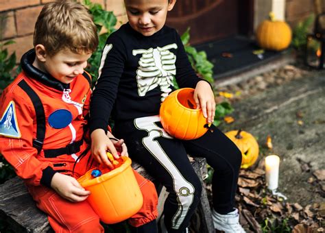 Little children trick or treating on Halloween | Royalty free photo - 468608