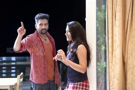 Dhilluku Dhuddu Movie Review - Santhanam's Dhilluku Dhuddu Review