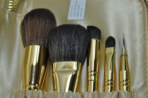 Bare Minerals Holiday 2012: The Dream Team Brush Set Review - The Shades Of U